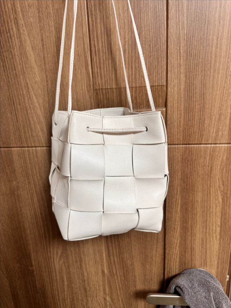 보테가 베네타 스몰 레더 카세트 버킷백 화이트--6