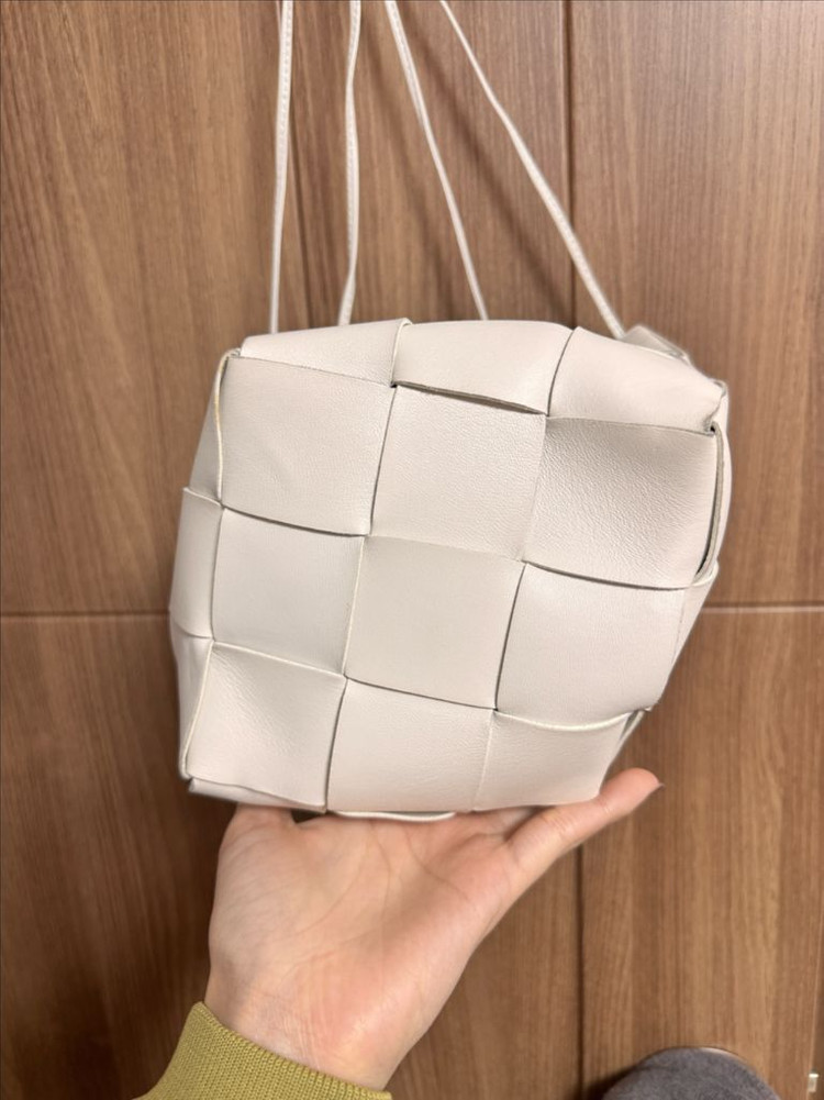 보테가 베네타 스몰 레더 카세트 버킷백 화이트--7