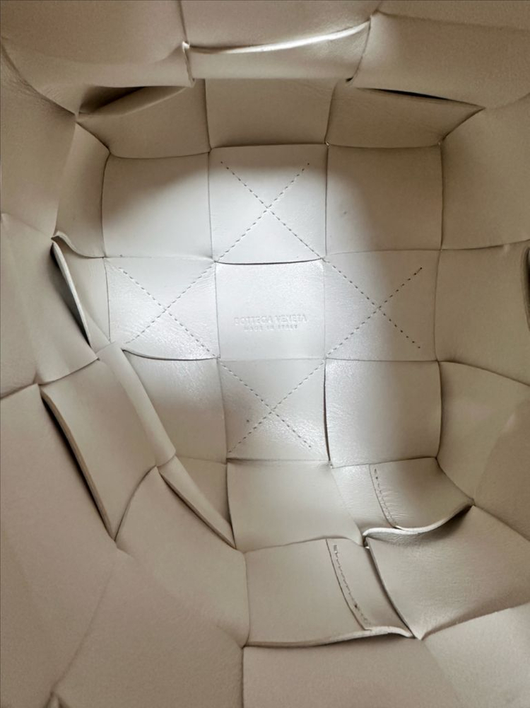 보테가 베네타 스몰 레더 카세트 버킷백 화이트--8