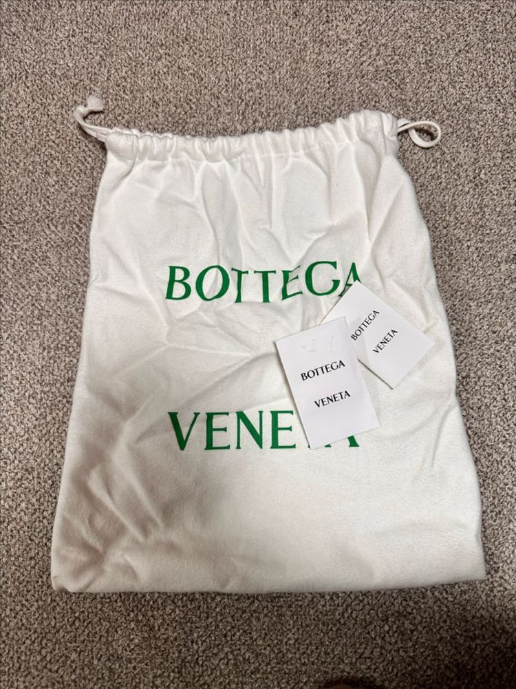 보테가 베네타 스몰 레더 카세트 버킷백 화이트--9