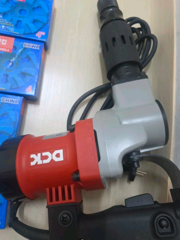 보쉬 그라인더9인치 + DCK 해머드릴 + 할석컵 4인치 다이아몬드 이미지