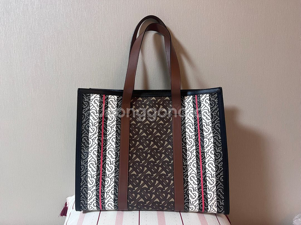 버버리 모노그램 토트백--1