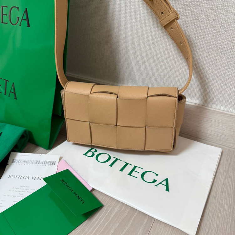 보테가베네타 카세트 벨트백 이미지