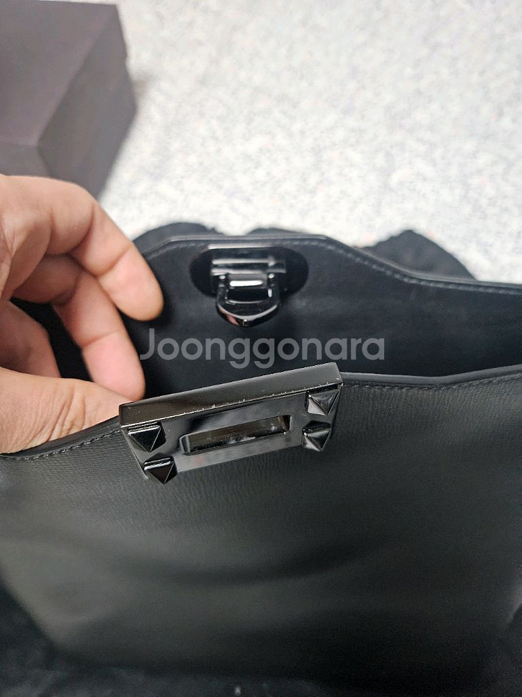 정품 발렌티노 락스터드 크로스백--4