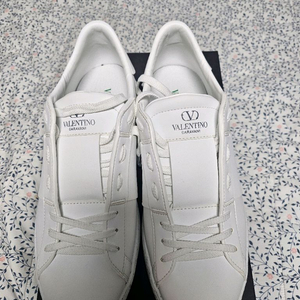 정품 발렌티노 스터드 베이스 스니커즈42(새상품)