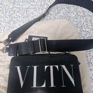 정품 발렌티노 VLTN로고 크로스백