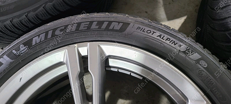 265/40/19 PILOT ALPIN 5 겨울용휠타이어한대분 이미지
