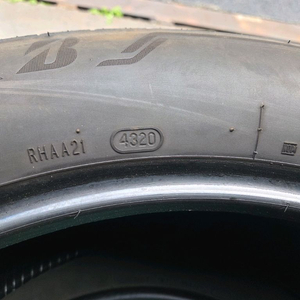 275/50R22 에스컬레이드 타이어 이미지