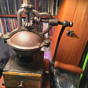19세기 주물. 작센하우스 커피 그라인더 이미지