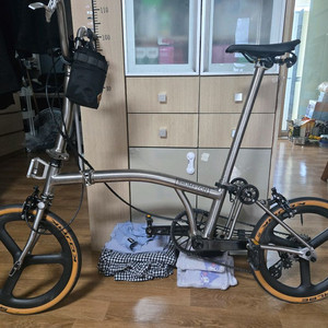 유사티탄 브롬톤