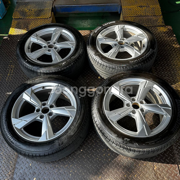 18인치 아우디 C8 A6 중고휠타이어 1대분--0