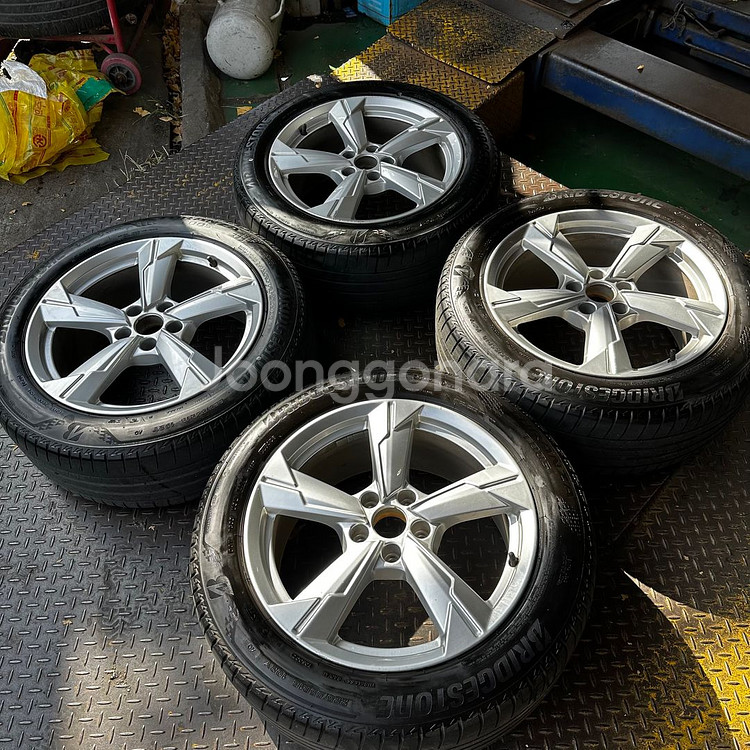 18인치 아우디 C8 A6 중고휠타이어 1대분--1