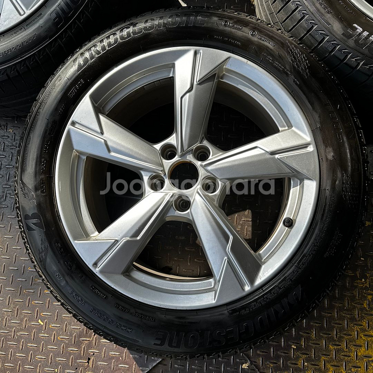 18인치 아우디 C8 A6 중고휠타이어 1대분--3