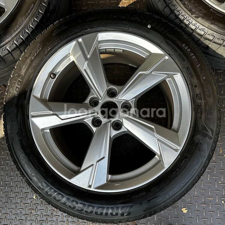 18인치 아우디 C8 A6 중고휠타이어 1대분--4