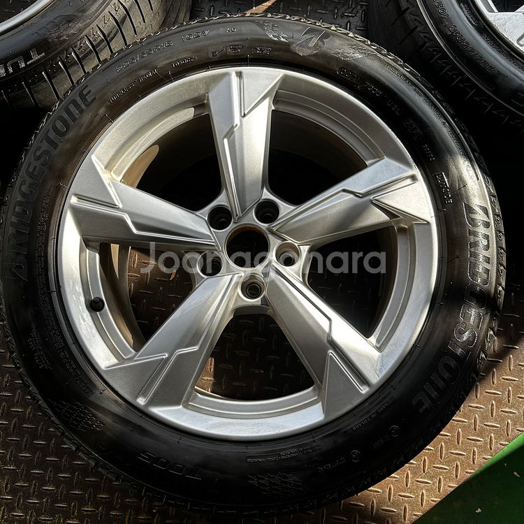 18인치 아우디 C8 A6 중고휠타이어 1대분--2
