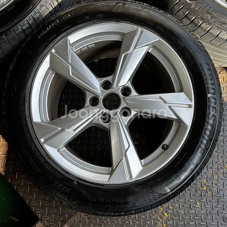18인치 아우디 C8 A6 중고휠타이어 1대분--5