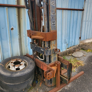 트랙터 뒷 하부 지게차