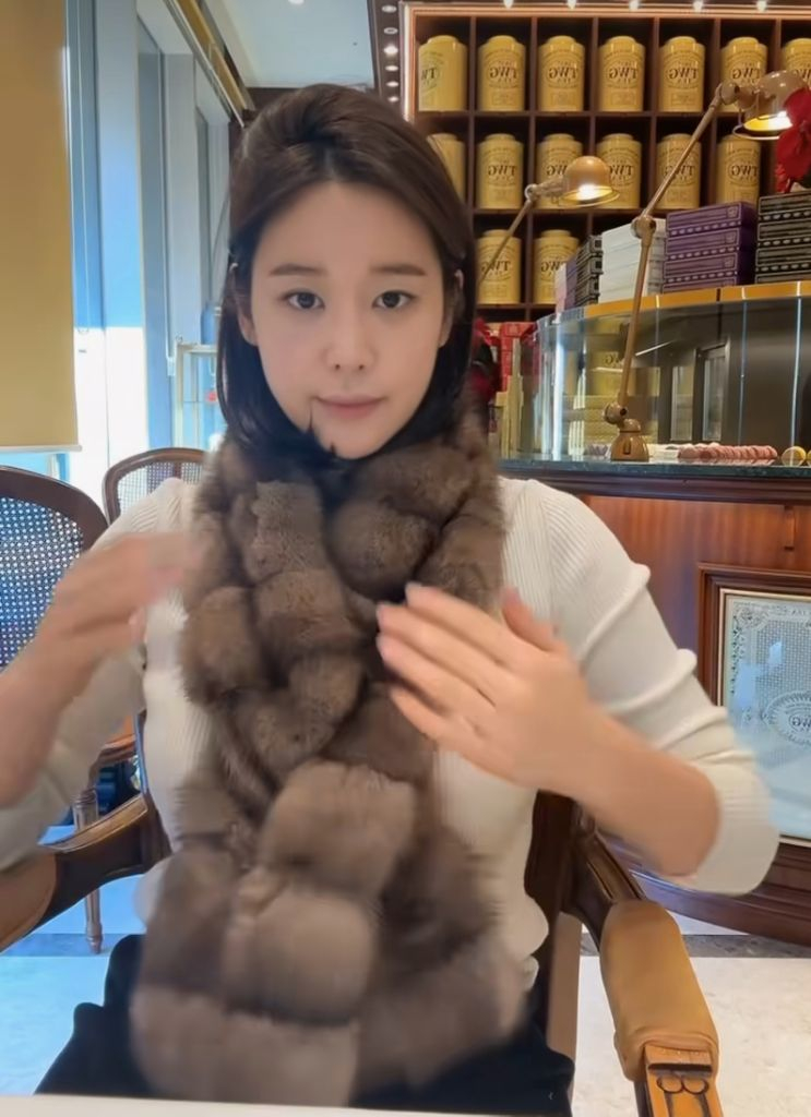 아뜨와 지효 소볼 세이블 머플러 이미지