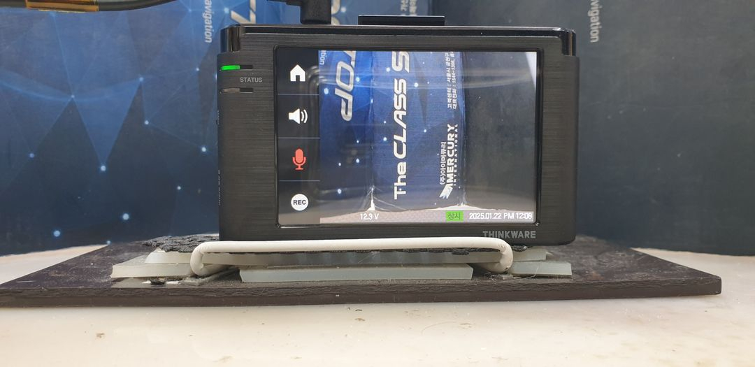 정비된 아이나비 V900 앞쪽 본체만.--2