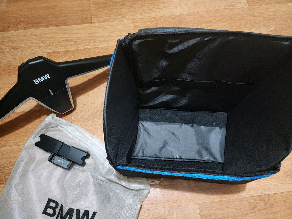BMW 차량용 옷걸이 수납가방--1