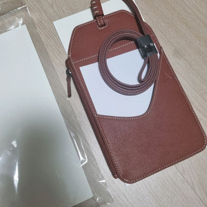 ANDJ 모카 브라운 크로스 미니 에이피피백 팝니다.(새상품)