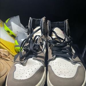 트래비스스캇 에어조던1 모카하이 이미지