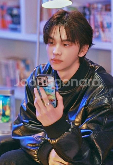 [TWS 신유 케이스] twiner 트위너 돌고래 아이폰12미니 폰케이스--2