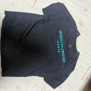 우영미 파리스 백로고 남성 반팔 티셔츠 어두운 남색에 하늘색 로고 판매합니다.