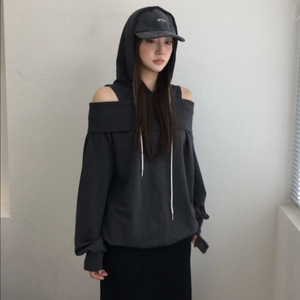 오프숄더 후드티 차콜