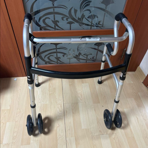 어르신 보행기 재활치료 보행기
