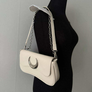 [ 새상품 ] 아이보리 초승달 체인 숄더백