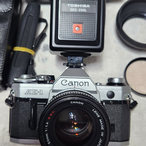 캐논AE-1(A급), 캐논렌즈 50/1:1.4 S.S.C, 후레쉬, 케이스.