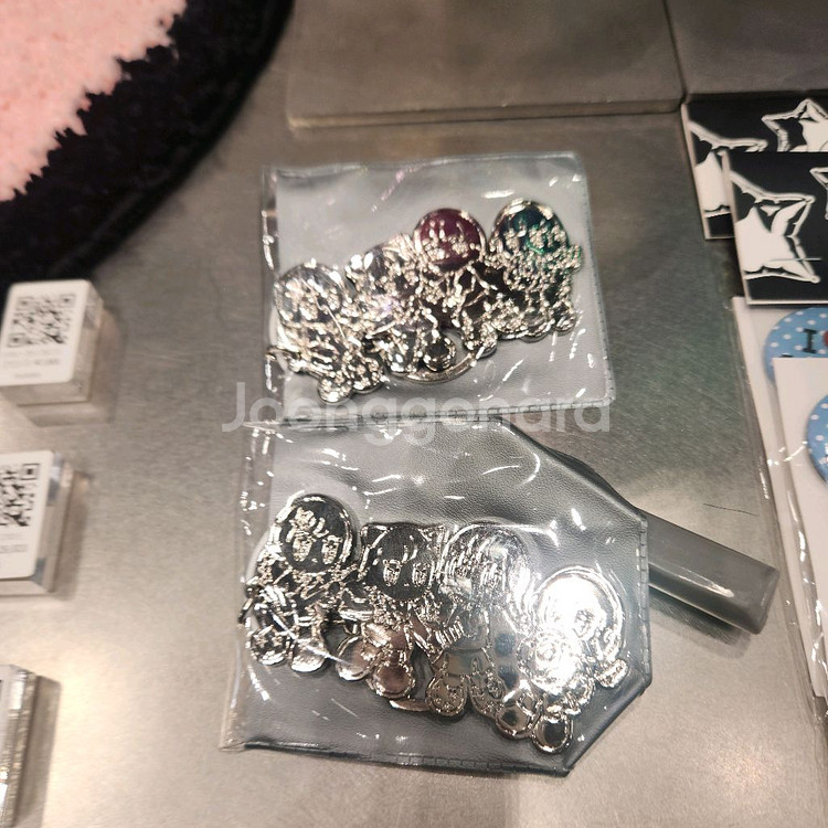 QWER 아메스 팝업 메탈 키링--1