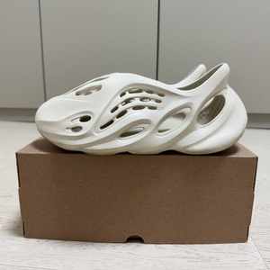 아디다스 이지 폼 러너 샌드 275 판매 이미지