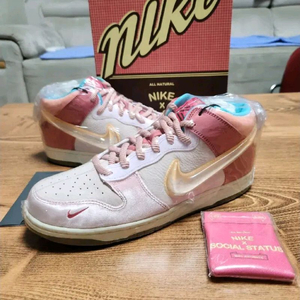 (새상품)[280]나이키 x 소셜 스테이터스 덩크 미드 스트로베리 밀크