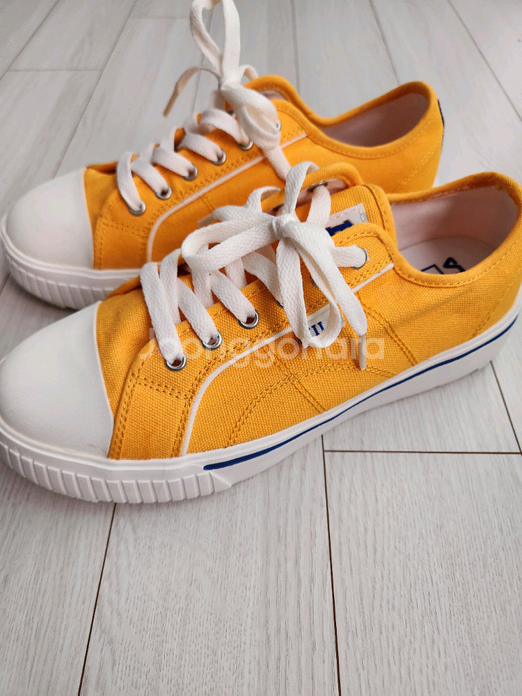 새상품)휠라 스니커즈 코트 라이트 운동화 250오염 하자없이 깨끗해요^^바닥닳음 없어요세탁해뒀어요 새상품 휠라 코트--0