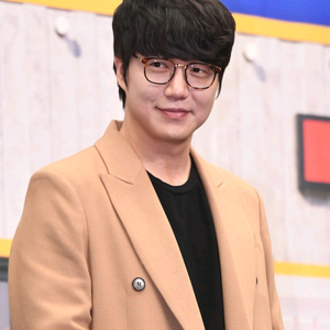 성시경 4인석 / 스크린 하단 초근접