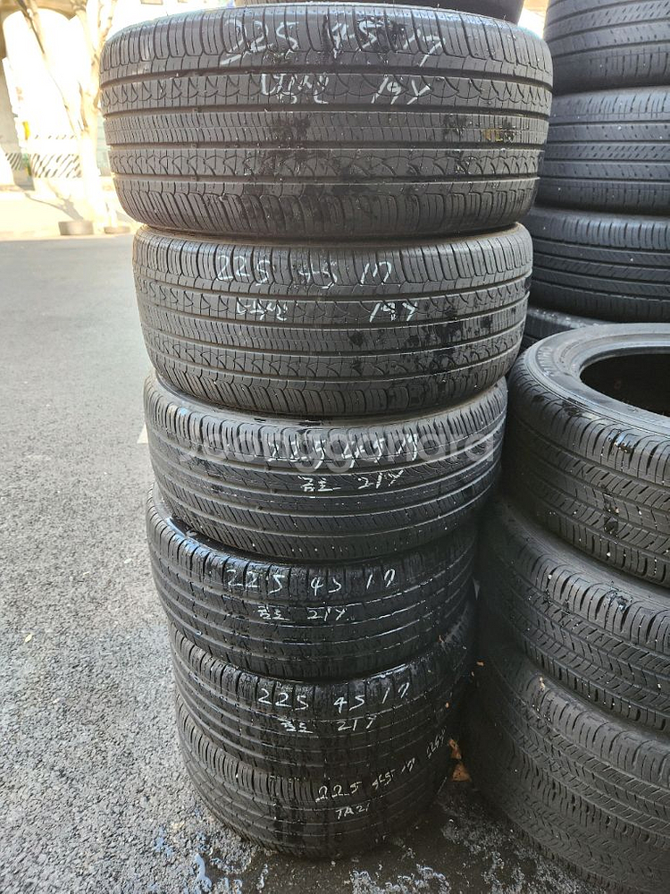 225 45 17 중고타이어 다량보유 쿨거래시 5만원--0