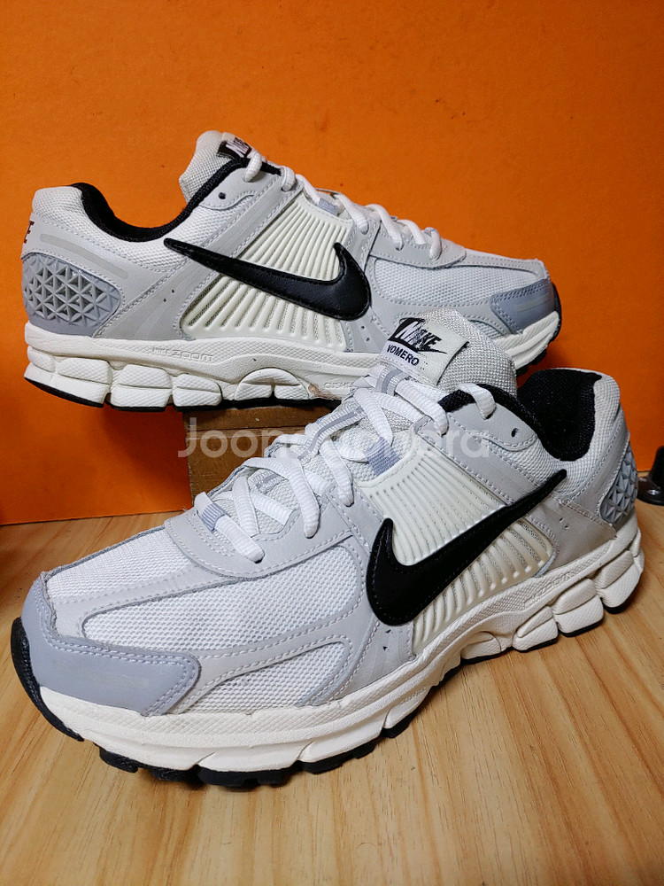 나이키 줌 보메로5 타임리스(사이즈265)--0