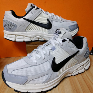 나이키 줌 보메로5 타임리스(사이즈265)