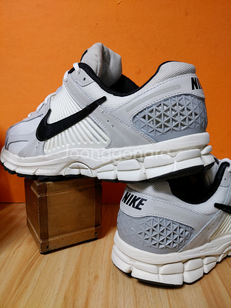 나이키 줌 보메로5 타임리스(사이즈265)--2