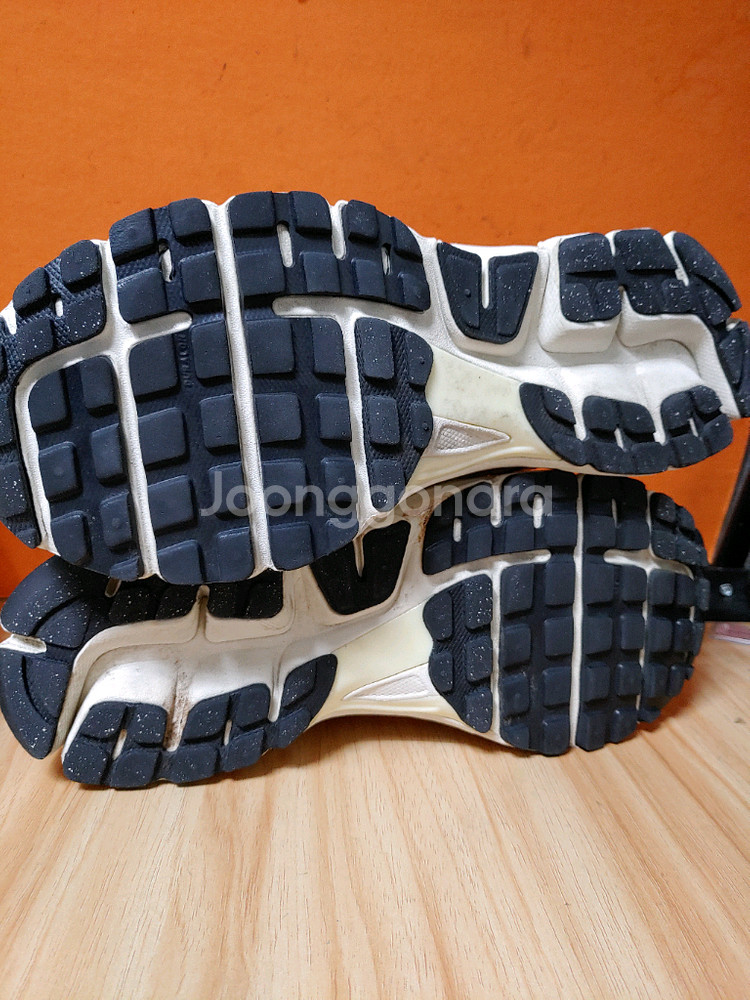 나이키 줌 보메로5 타임리스(사이즈265)--3