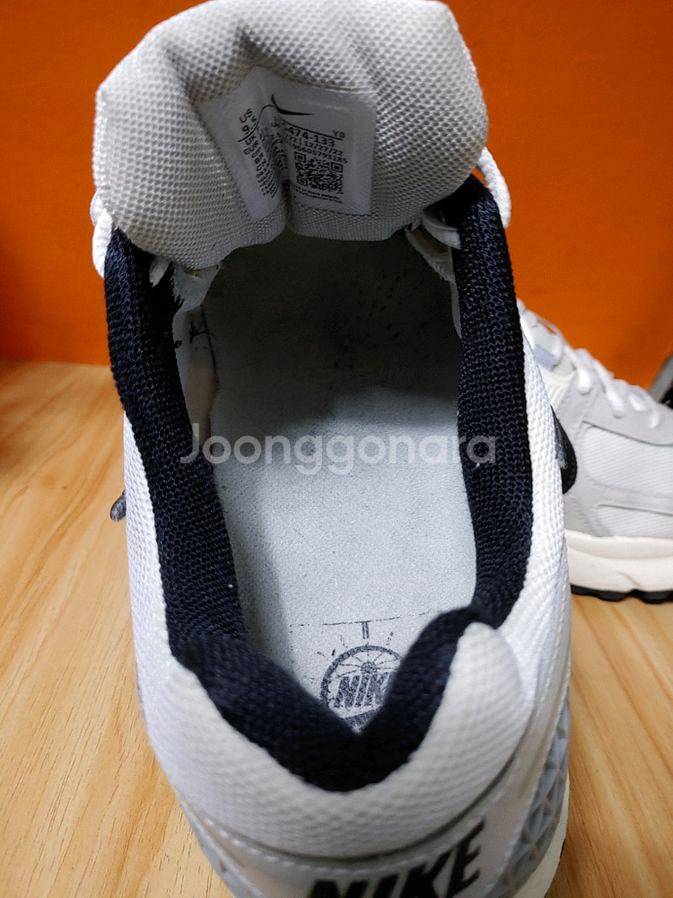 나이키 줌 보메로5 타임리스(사이즈265)--4