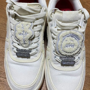 나이키 x 트래비스 스캇 에어포스 1 로우 화이트 이미지