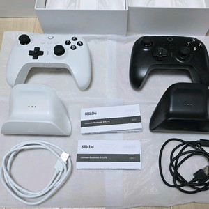 8BitDo 얼티메이트 블루투스 컨트롤러 블랙&화이트 NS