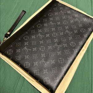 루이비통 디스커버리 포쉐트 모노그램 이클립스 클러치 M62291