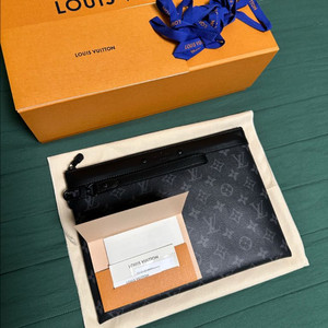 루이비통 포쉐트 투 고 모노그램 이클립스 블랙 M81569