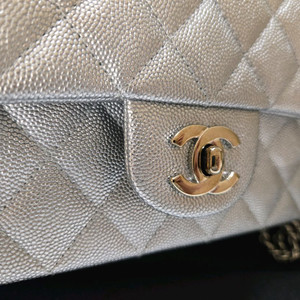 샤넬 뉴미니 탑핸들 캐비어 플랩백 은장 그레이