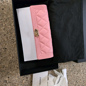 샤넬 보이 핑크 캐비어 장지갑