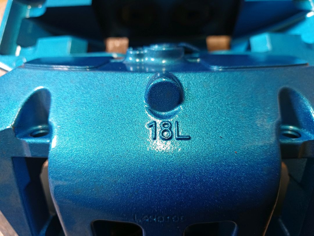 eq900 캘리퍼 18인치용 4피스톤 브레이크 이미지